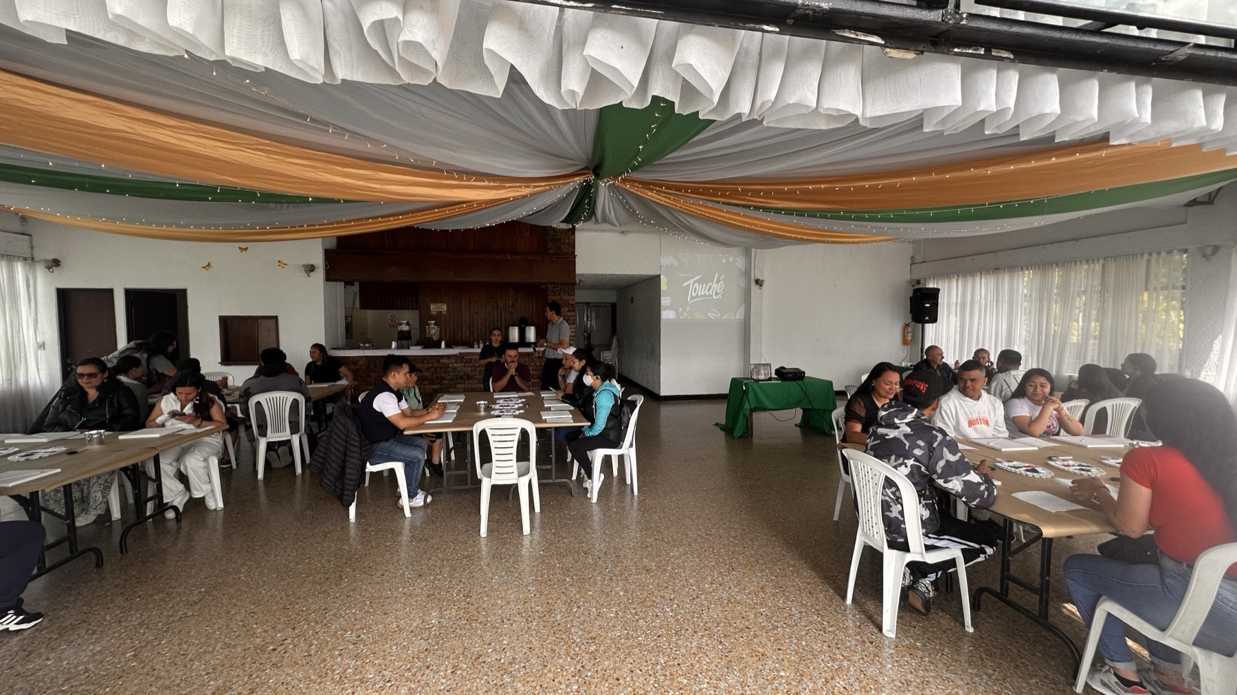 Dinámica corporativa en espacio abierto