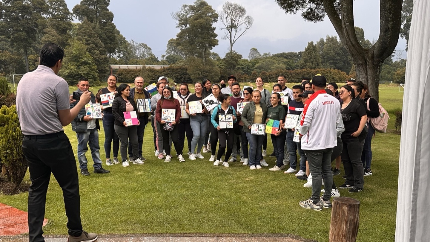 Experiencia empresarial personalizada con equipo reunido en actividad de bienestar